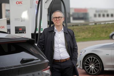 E-mobilitet er et vigtigt forretningsområde for OK. Og OK fotrtsætter med at investere i et ledende ladenetværk i 2024, siger Michael Løve. Foto: Ole Hartmann Schmidt