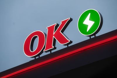 OK's logo på den kommende ladepark.