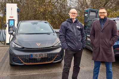 Adm. direktør Morten Hersoug fra E.ON Drive Infrastructure Denmark (tv) og markedsdirektør for e-mobilitet Kenneth Risborg Korsgaard fra OK (th).