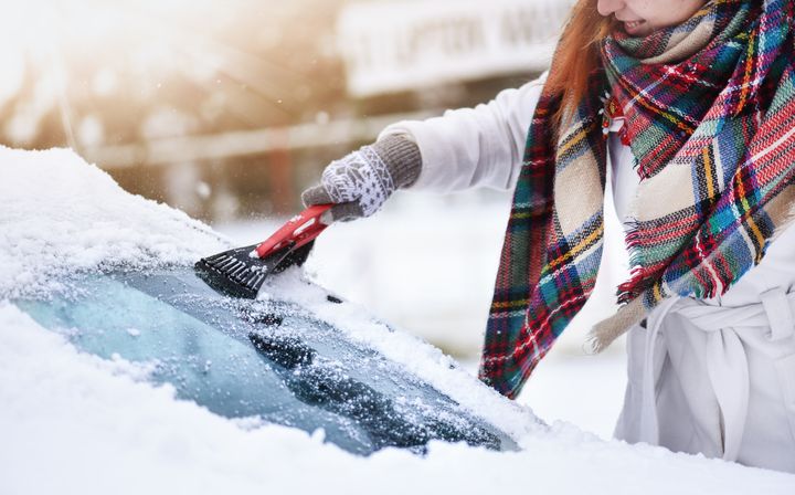 Man skal tage sig god tid, når man skal 'skrabe' bilen om morgenen. Hvis man har begrænset udsyn, kan det koste bøder og frakendelse af kørekort. Foto: Shutterstock