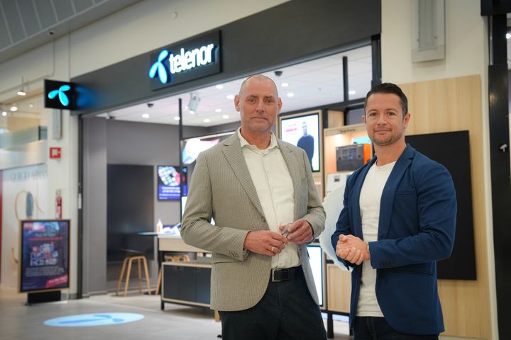 Christian Ruhe (tv), OKs markedsdirektør, og Martin Ravn (th), Telenors Head of Channels, er begge glade for at igangsætte første fælles initiativ ude i Telenors butikker. Foto: OK/Frederik Sindberg