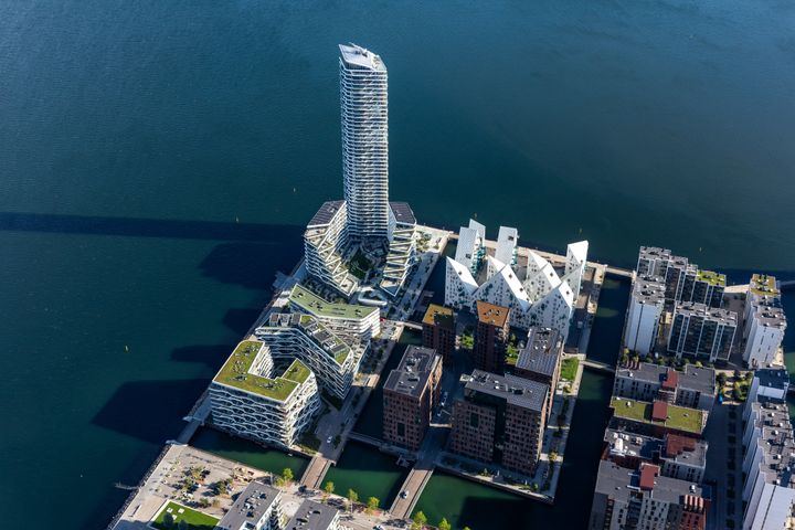 Danmarks højeste bygning og Aarhus' vartegn Lighthouse på Aarhus Ø.