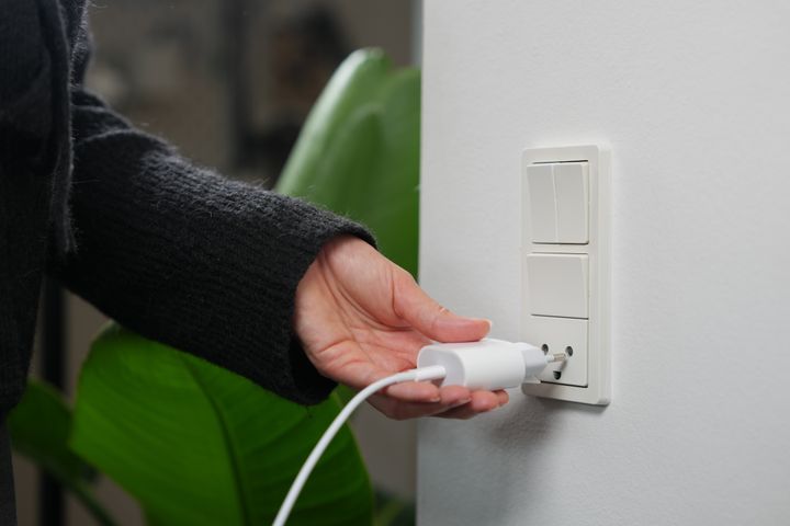 Der findes mange måder at minimere risikoen for brand og andre skader. For eksempel ved altid at bruge originale, godkendte opladere og batterier. Foto: OK