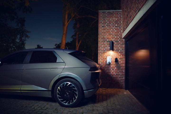 Næste bil er for de fleste danskere en elbil - og det medfører ofte en hel del nye spørgsmål. Foto: OK