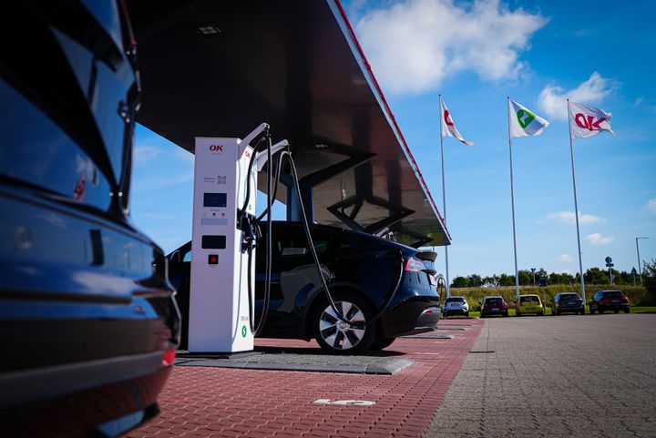 Juledagene byder på ekstra travlhed ved ladestanderne, men hensyn og godt humør løser de fleste udfordringer. Foto: OK