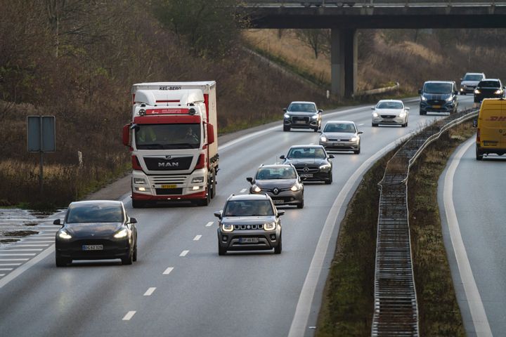 Du kan spare på brændstoffet på flere måder - ikke mindst ved at holde hastigheden nede på motorvejen. Foto: Shutterstock