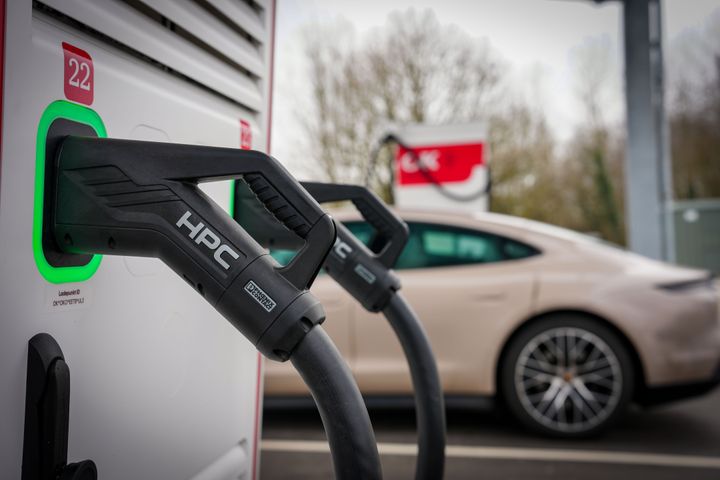 Der er mange måder at spare penge på som elbilist - én af dem er effektiv opladning, både ude og hjemme. Foto: OK