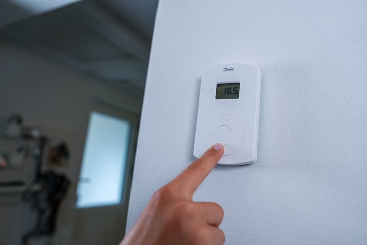 En jævn temperatur i boligen kan være med til at holde varmeregningen nede, og her kan termostater være en god hjælp. Foto: OK