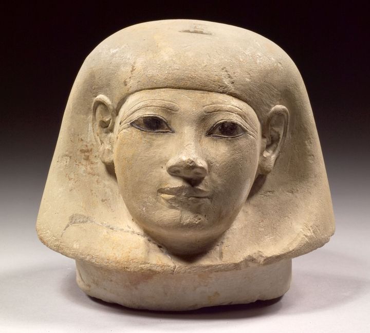 Låg til den egyptiske kvinde Senetnays kanopekrukke, hvori hendes lunger for 3500 år siden blev lagt i en velduftende balsameringsolie