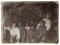 Gammelt foto af en grønlandsk familie. Historisk materiale som fotos og film indgår i udstillingen Ikerasak sammen med nye optagelser