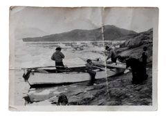 Foto af båd og fangere ved vandkant i Grønland. Beboernes private fotos er en del af udstillingen Ikerasak - fortællinger fra en grønlandsk bygd