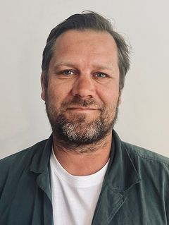 Portrætbillede af antropolog og fotograf Christian Vium, som står bag udstillingen Ikerasak - fortællinger fra en grønlandsk bygd