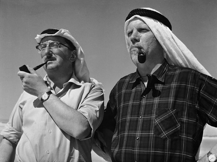 T. G. Bibby og P. V. Glob med piber i mundvigene, Bahrain 1959.