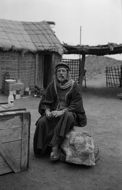 P. V. Glob iført arabiske gevandter i ekspeditionslejren i den Portugisiske borgruin Qala’at a-Bahrain. Else Roesdahl, 1964.