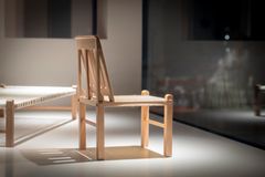 Model af stol med skråstillet ryg og briks. Pressefoto Moesgaard Museum