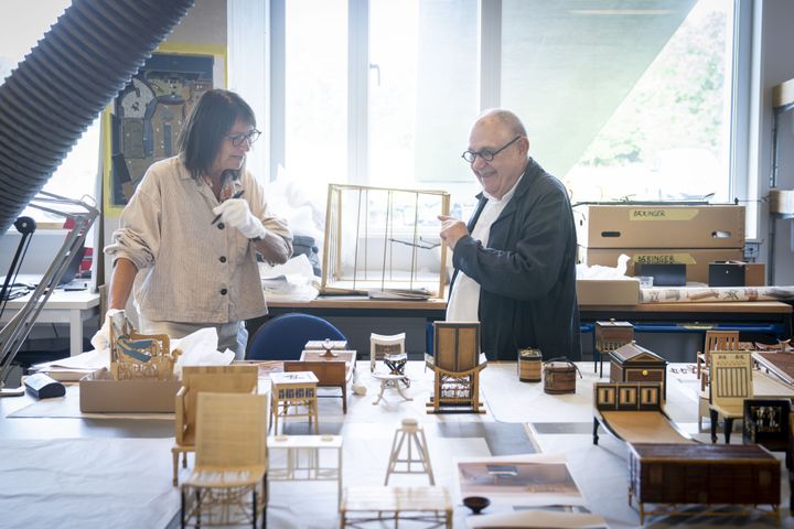 Pauline Asingh, udstilingsansvarlig på Moesgaard Museum, og arkitekt Dan Svarth i gang med at pakke modelmøblerne ud. Foto Moesgaard Museum