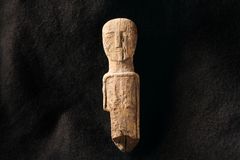 Figur fra Beidha i Jordan fra år 8.000-7.000 f.vt. Det er sandsynligvis en af de allerførste menneskelignende gudefigurer, som opstår efter landbrugets opfindelse. Skåret ud af en fåreknogle. Udlånt af ToRS, Københavns Universitet.