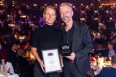 Moesgaards Publikumschef Henrik Hatt sammen med Kommunikationschef Mari-Louise Jonsson til prisuddeling af Danish Travel Awards.