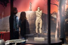 Hirschlandenkrigeren - en af de første keltiske fyrster afbildet i sandsten. Figuren har stået på en høj med grave fra perioden 600-450 f.Kr. En af de første statuer nord for Alperne. Hirschlanden, Tyskland (kopi).