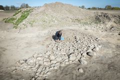 På billedet ses en stenlægning langs kanten af et vådområde anvendt i forbindelse med tekstilproduktionen, som har gjort det muligt at færdes tørskoet i det ellers våde terræn.