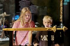 Moesgaard udstiller en række flotte rekvisitter fra tv-serien 'Aros Skattens Hemmelighed.'