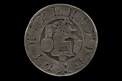 Boldspilmarkør med afbildning af boldspiller. Markøren var formentlig nedlagt i den centrale del af boldspilpladsen. Hieroglyfteksten langs kanten indledes med en såkaldt langtællingsdato svarende til 17. maj 591 e.v.t. og beretter derefter om et indvielsesritual. Fra Chinkultik.