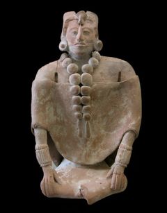 Siddende kvindefigur med fornemme smykker. 600-900 e.v.t., Jaina, Mexico.