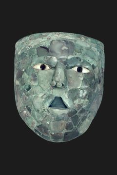 Jademaske fra herskeren Himmelvidnes grav. ‘Himmelvidne’ er hersker fra 571-595 e.v.t. I det klassiske mayasamfund var jademasker genstande af høj status, som herskerne fik med sig i graven. Jade var det mest prestigefyldte materiale og sikrede evigt liv, frugtbarhed og forestillingen om herskerens genfødsel.
