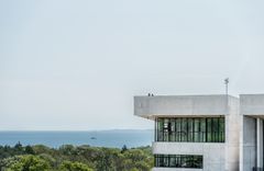 Moesgaard Museum - museets tag med Aarhus bugten i baggrunden