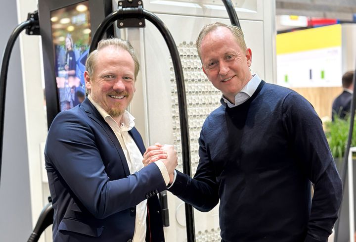 Jörg Blumenberg, administrerende direktør for GP Joule Connect til venstre og Tore Harritshøj, administrerende direktør for Spirii, til højre. PR