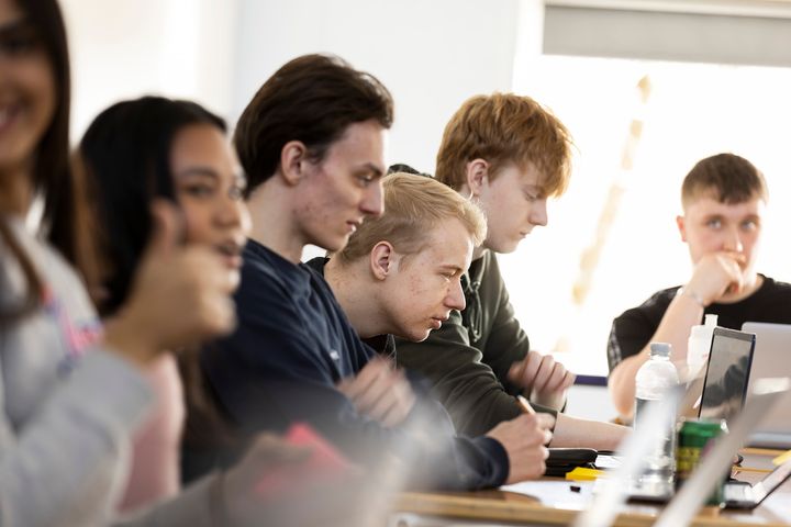 Planen er, at elever og kursister på sigt skal bruge AI i undervisningen under lærernes vejledning og supervision på NEXTs mange uddannelser.