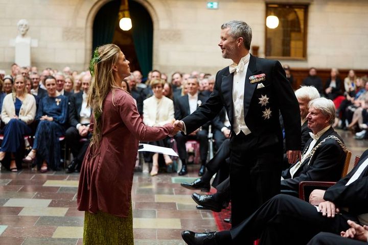 Medaljemodtageren lykønskes af H.M. Kong Frederik ved medaljeceremonien på Københavns Rådhus, 2025.