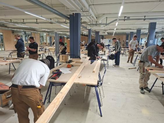 Eleverne er allerede godt i gang med arbejdet i de nye værksteder på Hovedstadens Håndværkercampus.