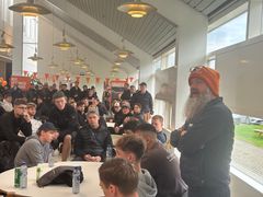 Ole Heinager byder de nye elever velkommen på HHC.