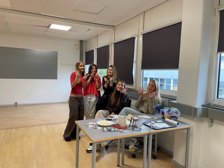 Fælles morgenmad hver mandag giver eleverne på NEXTs ungecampusser en god start på ugen. En evaluering af morgenmadsindsatsen viser, at mandagsfraværet er faldet, og at morgenmaden er med til at styrke både trivsel og fællesskab.