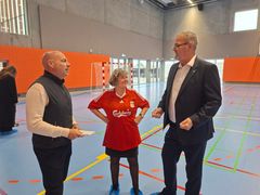Landstræner Brian Riemer, rektor Trine Ladekarl Nellemann og borgmester Lars Gravgaard Hansen får sig en snak inden indvielsen går i gang.