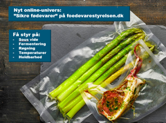 Foto med billede af kød og asparges, der er vacuum-pakket til sous vide tilberedning.