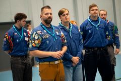 Holbæk- og RegstrupSpejderne venter på at skulle på scenen til DUFs Delegeretmøde for at modtage prisen som Årets Ungdomsforening 2025.