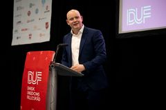 Kulturminister Jakob Engel-Schmidt (M) gør klar til at overrække prisen som Årets Ungdomforening 2025.