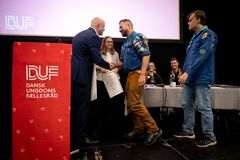 Holbæk- og RegstrupSpejderne modtager prisen som Årets Ungdomsforening 2025, som overrækkes af kulturminister Jakob Engel-Schmidt (M).