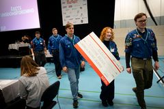 Holbæk- og RegstrupSpejderne er på vej ned fra scenen efter at have modtaget prisen som Årets Ungdomsforening 2025.