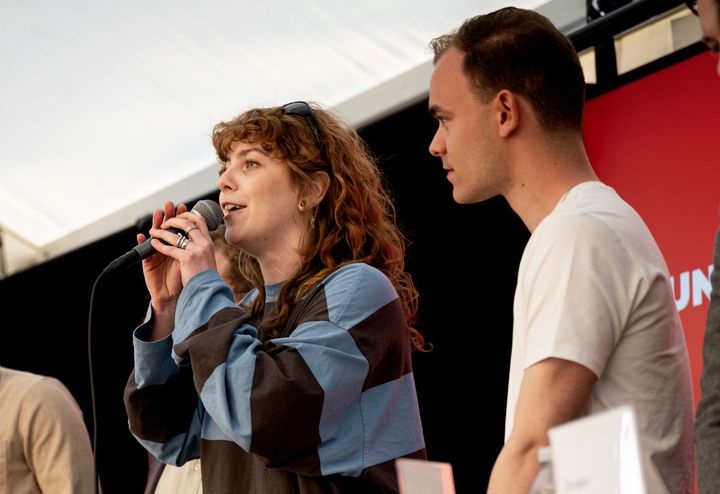 Billedet viser to ungdomspolitikere, som debatter til ungdomspartilederrunden på Folkemødet 2025.