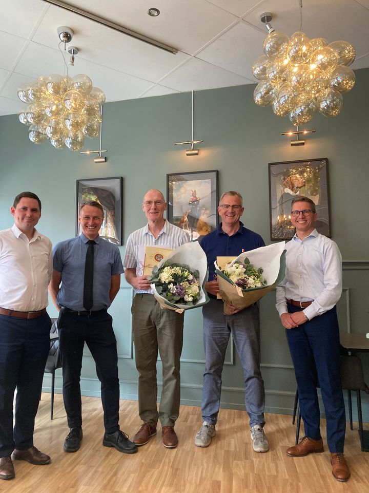 Legatmodtagerne sammen med bestyrelsen for Diskontobankens Jubilæumslegat. Fra venstre: Byrådsmedlem Marc Hvenegaard, borgmester Carsten Rasmussen, centerchef for Kultur og Borgerservice Kim Dawartz, direktør for Fensmark Brugsforening Hans Larsen og Sydbanks direktør Jesper Lund Vimmer.