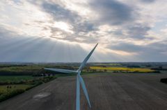 Vindmølle ved Saltø Gods. Et af målene i den nye klimaplan er, at vi skal blive CO2-neutrale i vores elforbrug i 2030.
