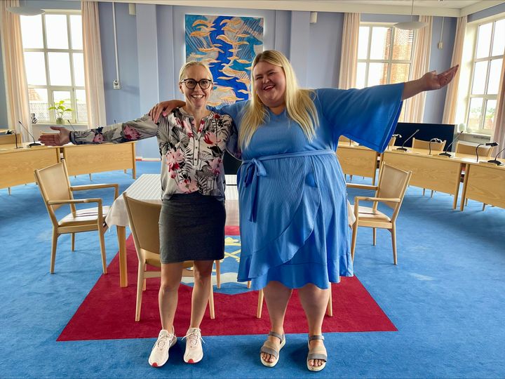Det er Kirsten og Sarah fra Næstved Kommune, der skal hjælpe ungerådet godt i gang. Første møde finder sted i byrådssalen på Næstved Rådhus.