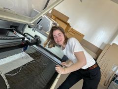 Tekstildesigner Anna Søe i gang med at forberede sig til tekstilworkshop med lasercutter ”Sashikomending”.