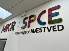 Logoet på væggen byder velkommen til Makerspace Næstved.
