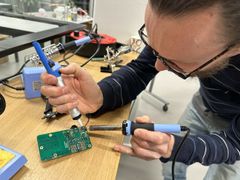 Makerkonsulent Martin Krogh Mattuck i gang med at lodde til ”Byg din egen Synthesizer” i forbindelse med Melodi Grand Prix i Næstved.
