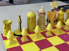 Skakspil designet og fabrikeret af unge på det første ungdomsskole-pilot hold i Makerspace i foråret 2023, hvor Emilie Jørgensen underviste. For eksempel er bønderne 3D-printet, hesten er lasercuttet i birketræfiner, og dronningen er hæklet.