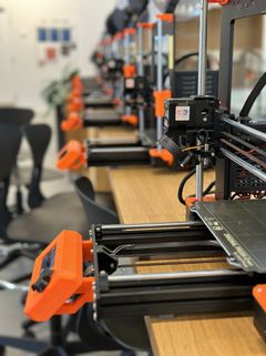 Her ses 3D print-farmen fra PRUSA.